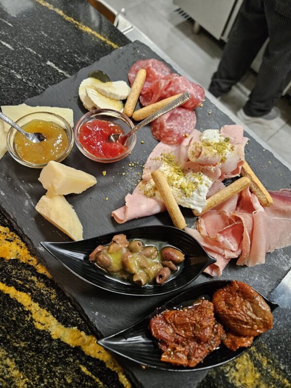TAGLIERE SICILIANO CON BOTTIGLIA DI VINO
